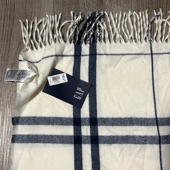 White and dark blue GAP scarf - Picture 2 of 3